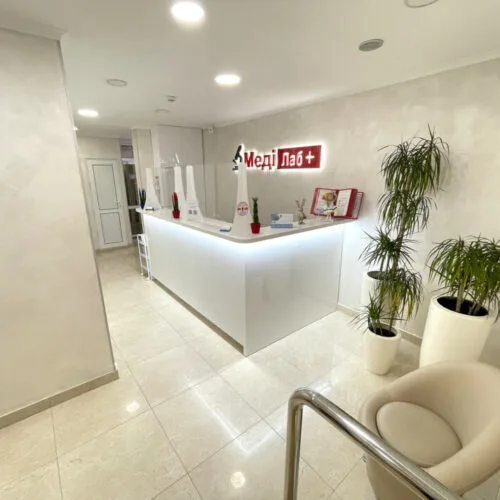 Стійка адміністратора у Меділаб Плюс – професійний сервіс для клієнтів