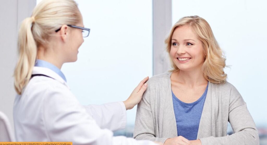 женщина проходит глюкозотолерантный тест в лаборатории