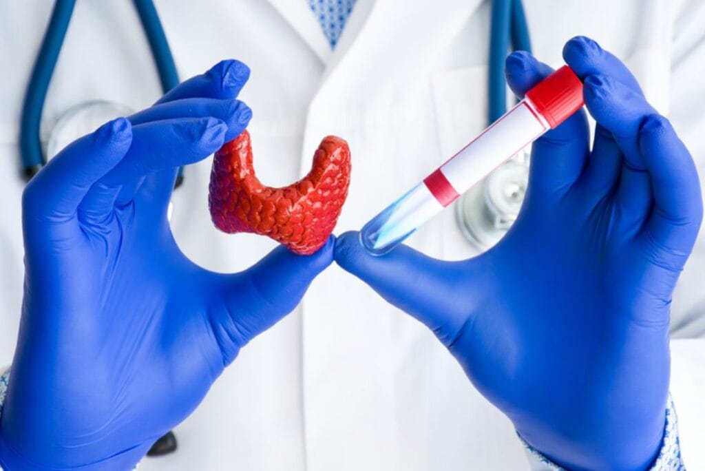 врач анализирует результат тиреоглобулина