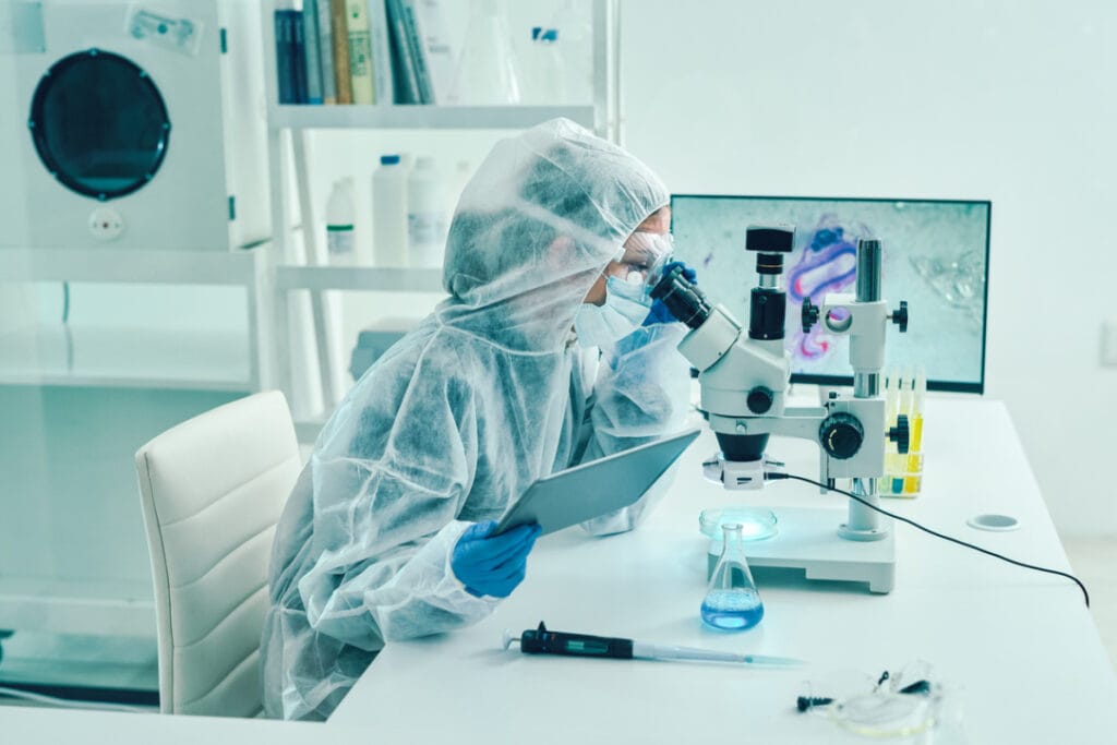 изображение лабораторного чипа с анализами