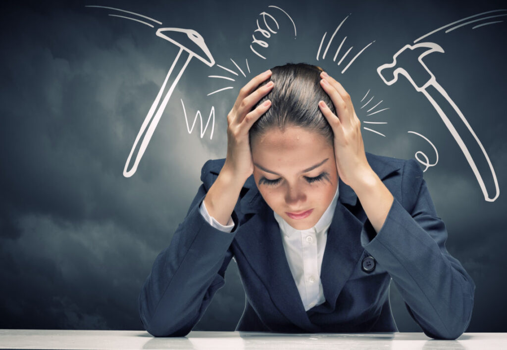 человек сидит с головой в руках в стрессе