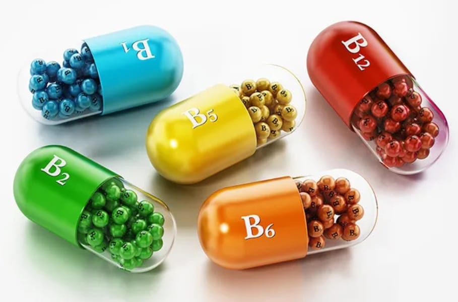 Продукты с высоким содержанием витаминов на столе