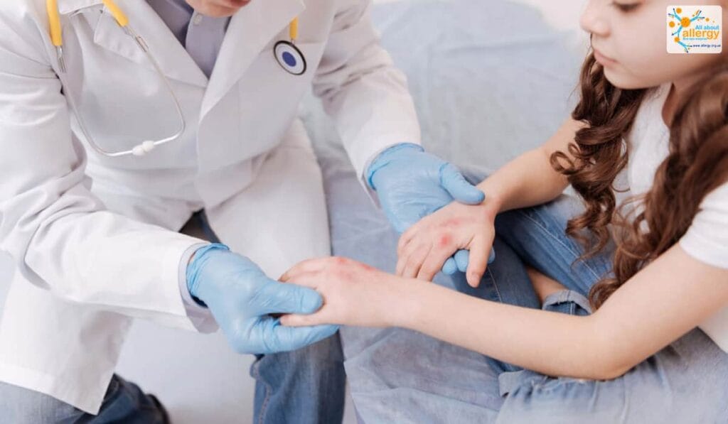 Женщина сдает анализ крови на аллергию в современной лаборатории