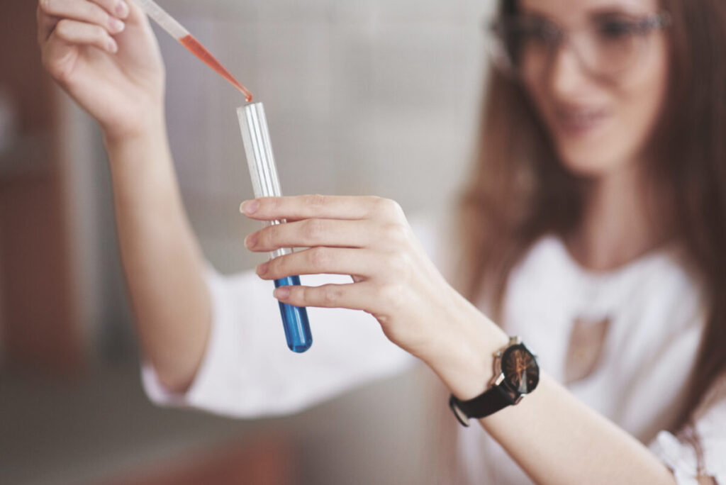 Laboratory pregnancy test using blood analysis