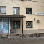 вхід у відділення Меді Лаб Плюс Дунаївці з двору Соборна 7/3 збоку пологового будинку